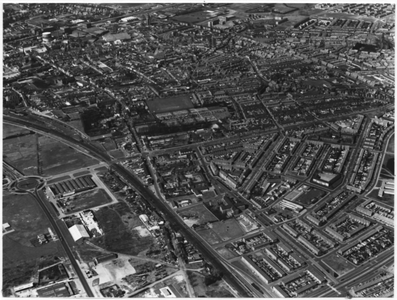 100138 Luchtfoto Helmond, omgeving spoorlijn Helmond - Deurne en Engelseweg. Links de rotonde aan de Engelseweg, ...