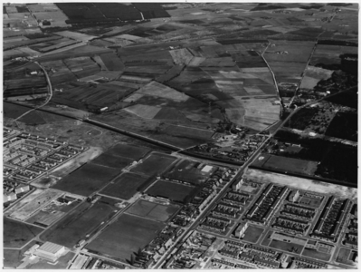 100139 Luchtfoto Helmond, omgeving Helmond-Noord en Helmond-Oost. Links: de huizen in de Schildersbuurt, o.a. Wilma en ...