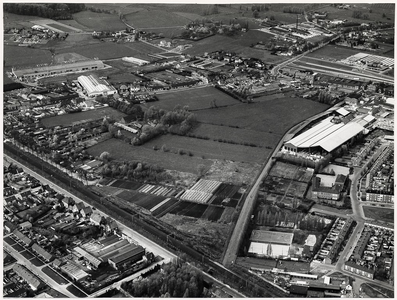 100147 Luchtfoto omgeving spoorlijn Eindhoven - Helmond en Helmond West. Van midden links schuin naar rechtsonder de ...