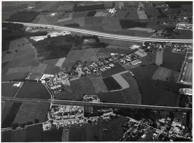 100148 Luchtfoto omgeving spoorlijn Eindhoven - Helmond en Europaweg. Boven: de Europaweg, links richting eindhoven, ...