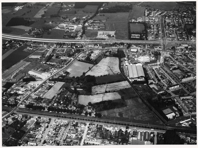 100149 Luchtfoto Helmond, omgeving spoorlijn Eindhoven - Helmond en Europaweg. Boven: v.l.n.r. de Europaweg, links ...