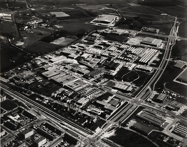 100167 Luchtfoto van het industrieterrein, gezien in de richting Asten. Links de weg naar Deurne. Midden de ...
