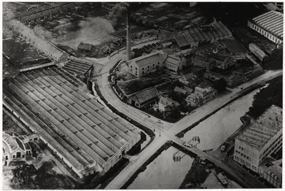 100168 Luchtfoto Kanaaldijk N.W. / Trambrugweg met fabriek J.A. Carp. Links het complex De Haghe, staande hoek ...