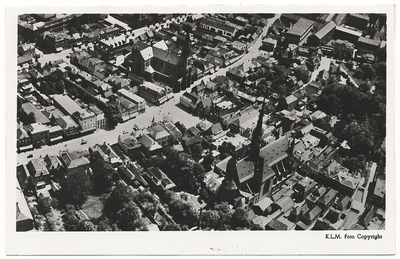 100169 Luchtfoto van de binnenstad tussen Zuid Koninginnewal en Watermolenwal, 1950