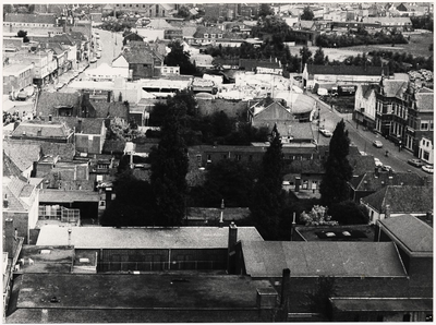 100179 Vogelvluchtfoto genomen vanaf de St. Lambertuskerk. Te zien is het gebied tussen Markt, Ameidewal en Noord ...