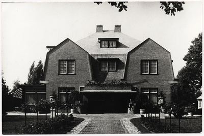 100186 Villa Warandelaan 11A, kort na de bouw door Piet en Anna de Wit. Later bewoond door F.J. van Thiel, 09-1928