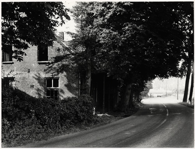 100197 Aarle-Rixtelseweg 107, café Schevelingen, gezien vanuit 'Helmond' in de richting 'Aarle-Rixtel', 1975