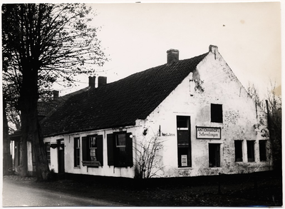 100210 Aarle-Rixtelseweg 107, rechts antiekhandel Schevelingen, links het café van Jos. Vos, gezien vanaf ...