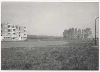 100319 Adelaarplein, gezien vanaf de 'Uiverlaan' met zicht op de terreinen van VEBAMproject. Rechts de 'Vinkelaan', ...