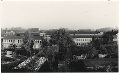 100426 Alphonsusplantsoen, gezien vanuit het verzorgingshuis St. Alphonsus. Aanleunwoningen, 11-1988