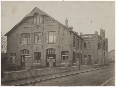 100521 Beelsstraat 1, gezien vanuit de 'Molenstraat'. Sobriëtasgebouw. Rechts de hoofdingang, 1930