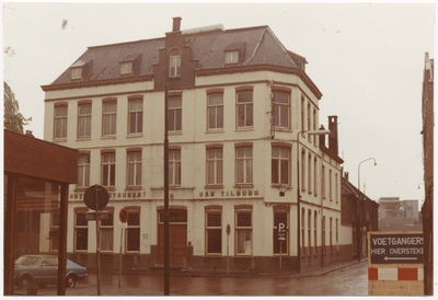 100597 Beugelsplein / Groenewoud. Gezien vanuit de Kerkstraat. Hotel van Tilburg, gesloopt in 1973. Links een gedeelte ...