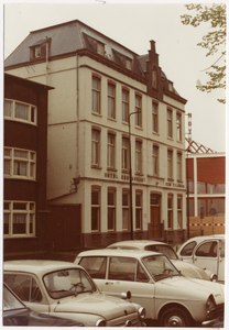 100598 Beugelsplein, gezien vanaf de 'Zuid Koninginnewal' in de richting 'Groenewoud'. Hotel van Tilburg, gesloopt in ...