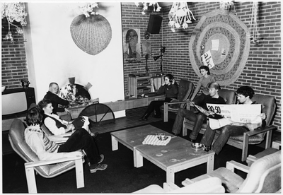 100607 Beugelsplein. Doorgangshuis. Bewoners van het doorgangshuis in de woonkamer, 15-12-1983