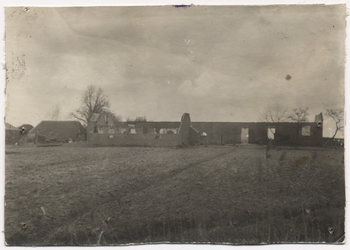 100704 Binderen. Restanten van de boerderij van Jan Kuijpers na brand, 10-04-1921