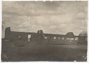 100705 Binderen. Restanten boerderij Jan Kuijpers na brand, 10-04-1921