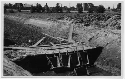 100723 Binderen. Werkzaamheden tijdens het verbreden en uitdiepen van de grachten bij het voormalige klooster, 1949