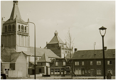 100812 Binderseind / Bindersestraat. gezien vanaf 'Noordende'. Links de begin 1982 afgebroken kerk Heilig Hart van ...
