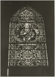 100890 Bindersestraat, kerk Heilig Hart van Jezus. Gebrandschilderd raam, voorstellende evangelist Matheus, 1982