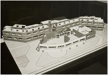 100922 Maquette Den Herd (voorzijde) die gebouwd wordt op het terrein waar vroeger de kerk Heilig Hart van Jezus stond ...