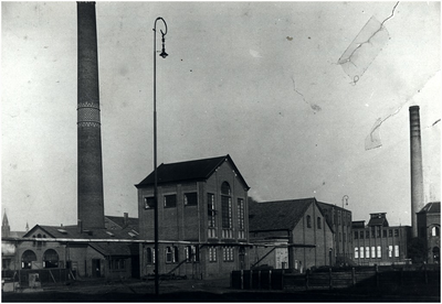 100958 Binnen Parallelweg. Fabriek van de firma P.F. van Vlissingen en Co. (Vlisco). Rechts de in 1884 gebouwde ...