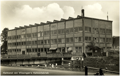 100978 Fabrieken van de firma P.F. van Vlissingen en Co. (Vlisco) aan de Binnen Parallelweg, gezien vanaf de Kanaaldijk ...