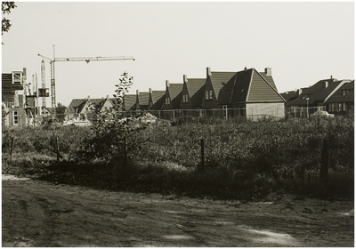101019 Bosbes, gezien vanaf de Krommeweg. Nieuwbouw van woningen, 06-09-1983