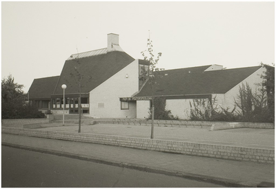 101095 Breitnerlaan 5. Wijkcentrum de Terp met daarnaast peuterspeelzaal Piep-In, 1980