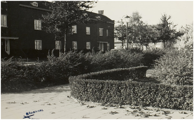 101097 Kruising Broekwal / Anjerstraat. Zijgevel van Bejaardenhuis St. Jozefzorg aan Rozenhof 31, 1960 - 1970