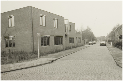 101099 Broekwal, gezien vanaf de 'Deurneseweg'. Links een gedeelte van de nieuwe brandweerkazerne, 27-11-1985