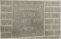 101152 Berkveld 8. Gevelsteen in het clubgebouw van voetbalvereniging Dijkse Boys, 30-09-1985