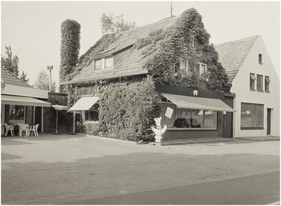 101153 Bruhezerweg. VeGé-winkel, voorheen de kruidenierswinkel van Hampsink-Van Hoof, 21-07-1989