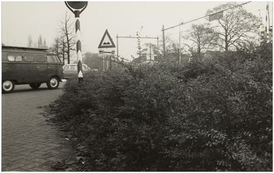101179 Kruispunt bij de spoorwegovergang, gezien vanaf de Deken van der Hagenstraat in de richting van De Burcht. Links ...
