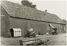 101185 De Bus 1, gezien vanuit de richting van de 'Tamboerijnstraat''. Achterzijde van de boerderij die het laatst ...