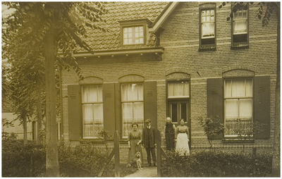 101227 Prins Hendriklaan (later Caroluslaan) / hoek Hulsboschlaan (links). Woning van de tuinder J. Godefridus W. ...