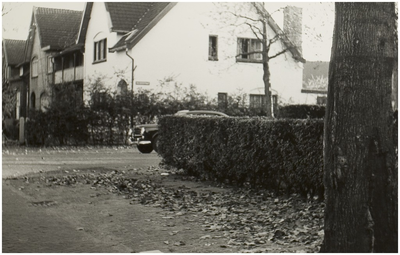 101233 Kruispunt Prins Hendriklaan (later Caroluslaan) (voorgrond) / Hulsboslaan (rechts), ca. 1965