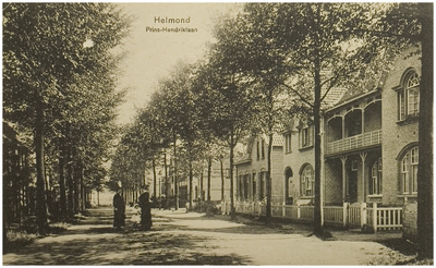 101234 Prins Hendriklaan (later Caroluslaan) gezien vanuit de richting van de 'Eikendreef'. Rechts voorbij de tweede ...