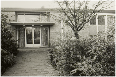101242 Cederhoutstraat 40. Ingang van het wijkgebouw van de Kruisinstelling Helmond, 13-11-1986