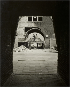 101275 Coovelsstraat. Renovatie van de doorgang naar Zonnehof, gezien vanuit Het Hazenpad, 14-06-1978