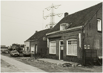 101303 Deurneseweg 14 (rechts) en 18 t/m 20, gezien in de richting van de 'stad'. Rechts (14) café Nooit Gedacht. Links ...
