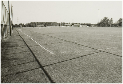 101309 Deurneseweg. Sportpark Rijpelberg. Terrein van voetbalvereniging Rood Wit '62. Kleedlokalen en kantine die op de ...