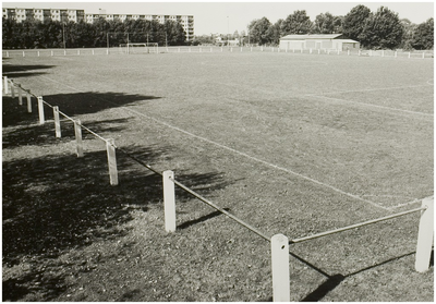 101311 Deurneseweg. Sportpark Rijpelberg, terrein van voetbalvereniging Dijkse Boys. Links Neducoflats in Helmond-Oost, ...