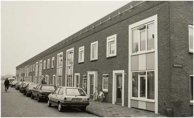 101361 Gerenoveerde woningen aan de Deurneseweg, gezien vanaf de hoek met de Begoniastraat in de richting ...
