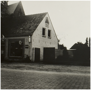 101383 Dorpsstraat 30. Sparwinkel Van Berkel. Links een gedeelte van de kerk Sint Trudo, 1960