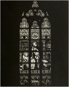 101405 Dorpsstraat. Kerk Sint Trudo. Gebrandschilderd raam voorstellende Sint Jozef op zijn sterfbed. Gemaakt door ...