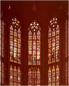 101408 Dorpsstraat. Kerk Sint Trudo. Gebrandschilderd raam, voorstellende links brand van de kerk in 1342; midden Jan ...
