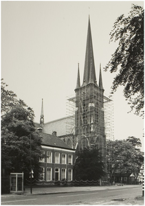 101436 Dorpsstraat, gezien in de richting 'Gerwenseweg'. Toren kerk Sint Trudo in de steigers tijdens restauratie. ...