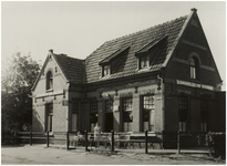 101445 Dorpsstraat 38, gezien in de richting 'Hortsedijk'. Café van Oorschot (later café-restaurant Het Aambeeld op de ...