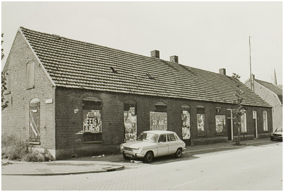 101457 Dorpsstraat 64 t/m 70, hoek Oudartstraat, gezien in de richting 'Gerwenseweg'. Onbewoonbaarverklaarde woningen, ...