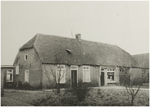 101471 Dorpsstraat 55. Boerderij met groentehandel. Later is is gebouwd de ABN-bank en groente- en fruithandel Manders, z.j.